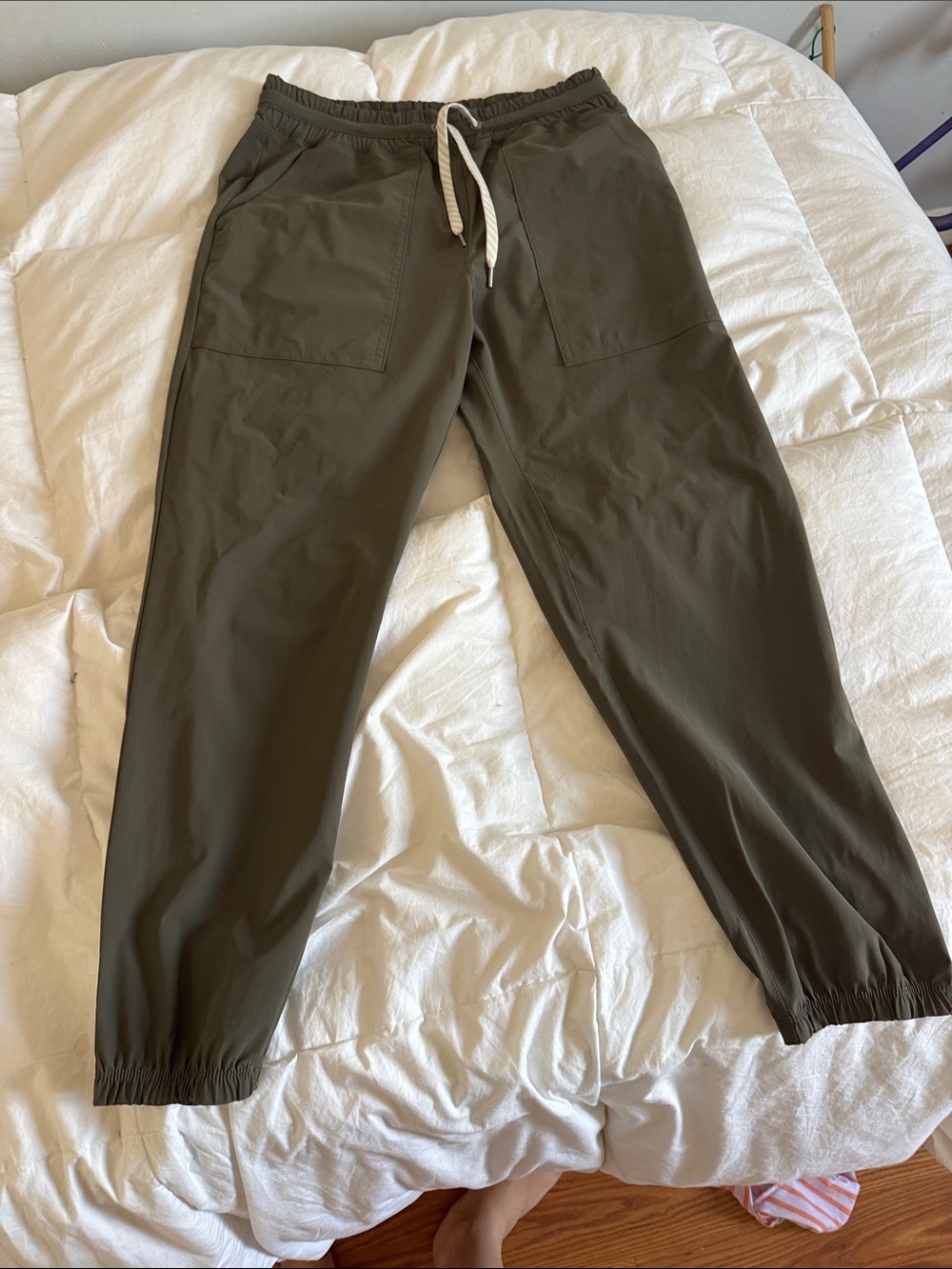 Vuori Olive Drawstring Joggers with Patch Pockets
